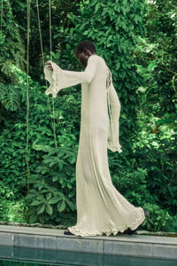 Clara – Langärmliges Maxi-Strickkleid mit Rüschen im modernen Stil