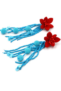 Ohrringe mit Blumenperlen in Kontrastfarbe im modernen Stil