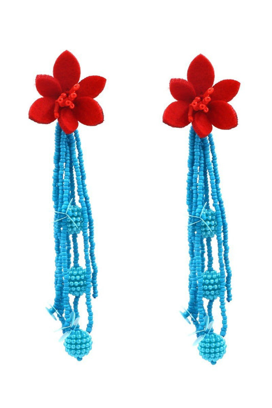 Ohrringe mit Blumenperlen in Kontrastfarbe im modernen Stil