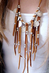 Boho Wildleder-Münzen-Perlen-Quasten-Halskette im modernen Stil