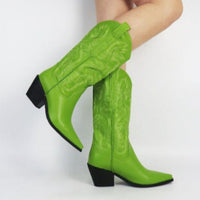 Bestickte Westernstiefel mit spitz zulaufender Spitze und dickem Absatz im modernen Stil
