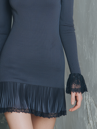 Retro Strickkleid mit hohem Kragen, Spitzenmanschetten und plissiertem Saum im modernen Stil