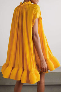 Eartha Kurzes Kleid mit Rüschen und Cape-Effekt