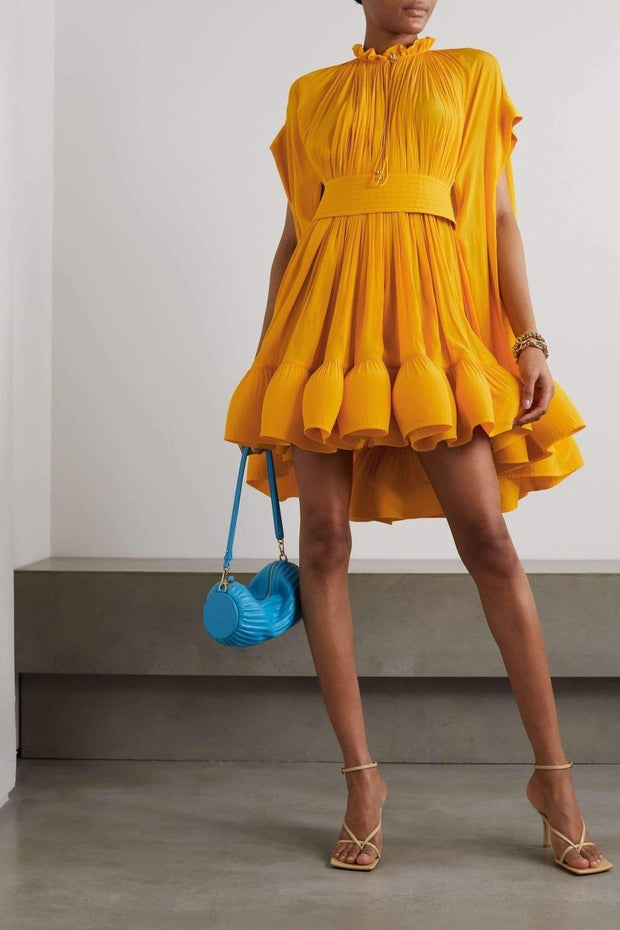 Eartha Kurzes Kleid mit Rüschen und Cape-Effekt