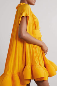 Eartha Kurzes Kleid mit Rüschen und Cape-Effekt