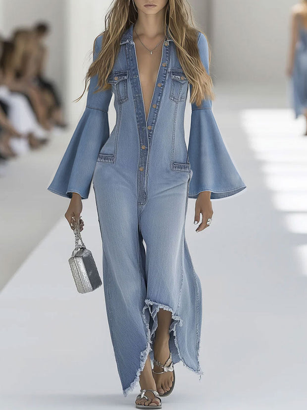 Lässiger Retro-Jeans-Overall in Hellblau mit ausgestellten langen Ärmeln, weitem Bein und rohem Saum