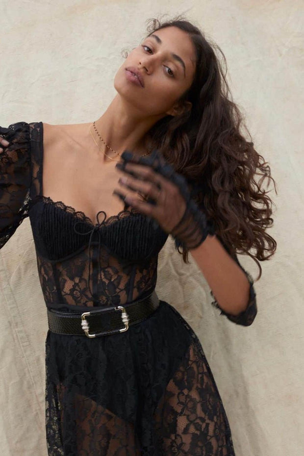 Esther Langes Kleid aus Spitze mit Herzausschnitt