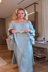 Weiches blaues Langes Kleid mit Carmenausschnitt und Rüschenärmeln