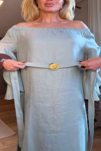 Weiches blaues Langes Kleid mit Carmenausschnitt und Rüschenärmeln