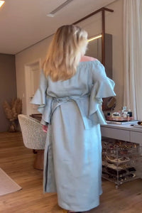 Weiches blaues Langes Kleid mit Carmenausschnitt und Rüschenärmeln