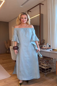 Weiches blaues Langes Kleid mit Carmenausschnitt und Rüschenärmeln