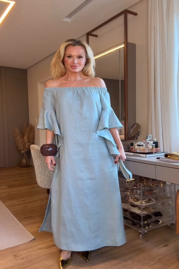Weiches blaues Langes Kleid mit Carmenausschnitt und Rüschenärmeln