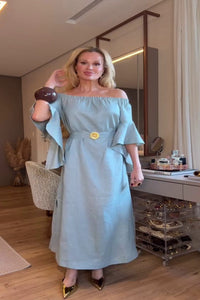 Weiches blaues Langes Kleid mit Carmenausschnitt und Rüschenärmeln
