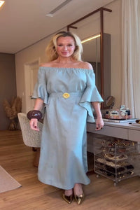 Weiches blaues Langes Kleid mit Carmenausschnitt und Rüschenärmeln