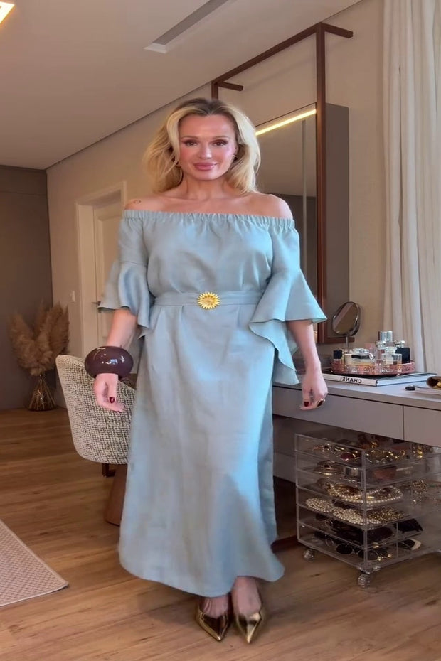 Weiches blaues Langes Kleid mit Carmenausschnitt und Rüschenärmeln