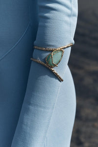 Strukturiertes Armband mit Edelsteinen im modernen Stil