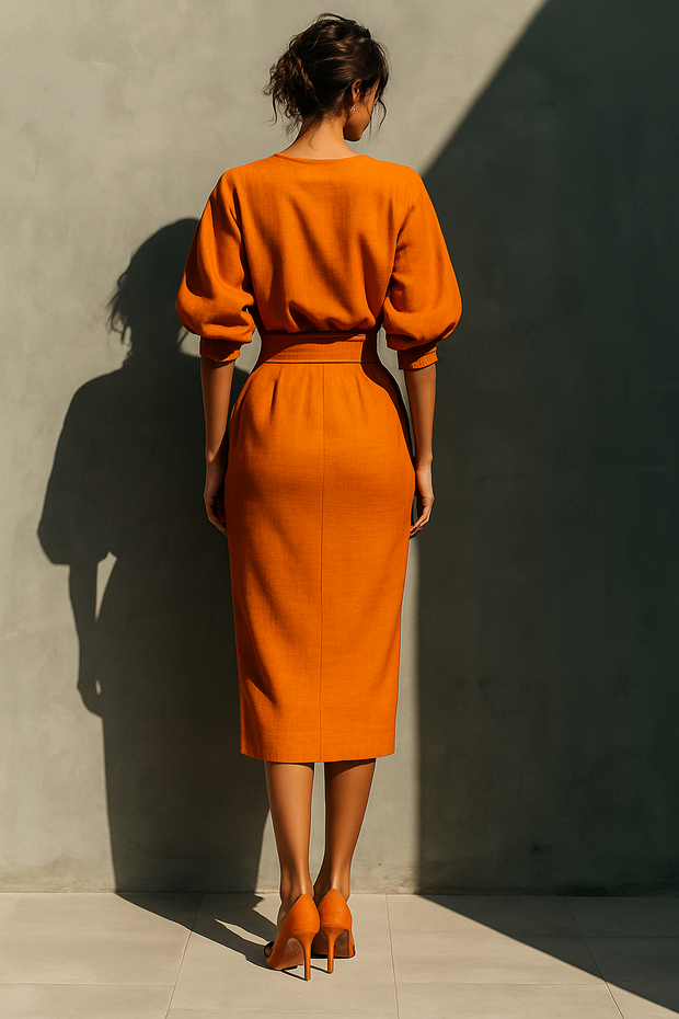 Set aus orangefarbenem Mid-Arm-Oberteil und Midirock