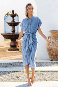 Gina – Gerafftes Midi-Hemdkleid aus Denim mit Knoten im modernen Stil