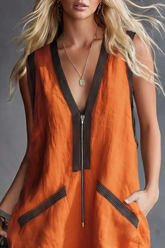 Leuchtend orangefarbener kurzer Overall – Romper mit V-Ausschnitt und gestreiftem Besatz