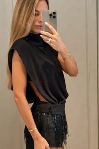 Schwarzes Set mit Shorts, hohem Kragen und Aussparung-Fransen