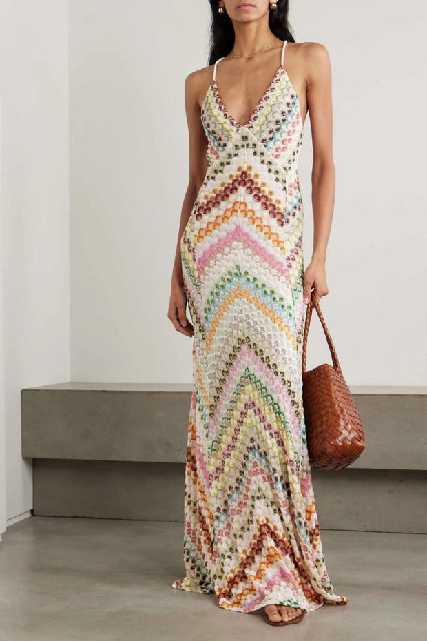 Gestricktes Langes Kleid mit buntem Fischgrätmuster und offenem Rücken
