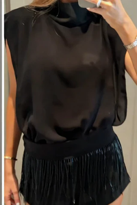 Schwarzes Set mit Shorts, hohem Kragen und Aussparung-Fransen