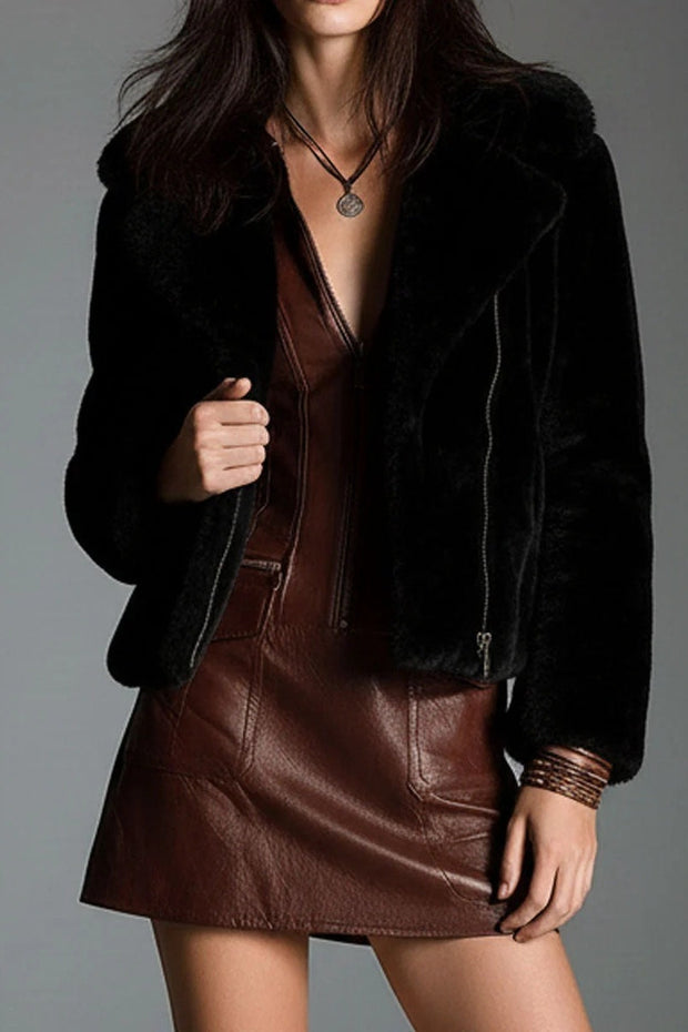 Mini-Kleid aus braunem Eco-Leder mit Reißverschluss vorne und Utility-Taschen im modernen Stil
