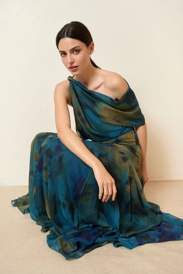 Elegantes cremefarbenes plissiertes Maxikleid