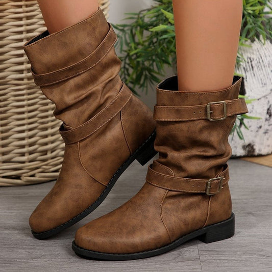Flache Stiefel mit dekorativen Schnallen - Sienna