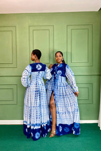 Blaues Batik-Maxi-Kleid im modernen Stil