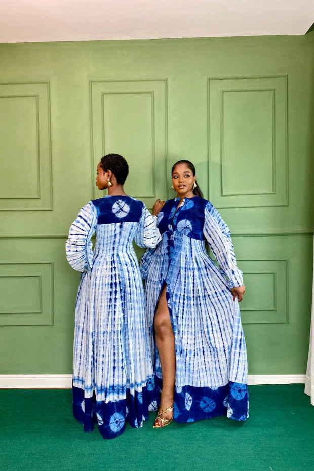 Blaues Batik-Maxi-Kleid im modernen Stil