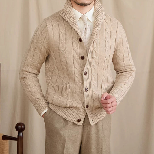 Strickjacke mit Zopfmuster und Knopfleiste