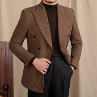 Jacke aus Wollmischung mit Fischgrätmuster, doppelreihigem Schnitt und Spitzrevers