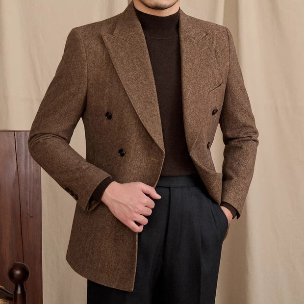 Jacke aus Wollmischung mit Fischgrätmuster, doppelreihigem Schnitt und Spitzrevers