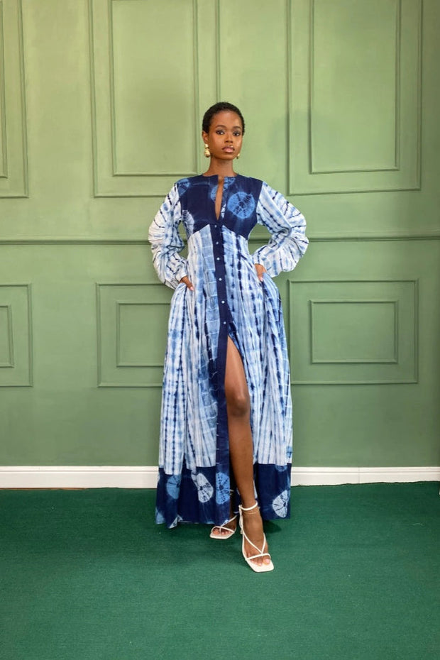 Blaues Batik-Maxi-Kleid im modernen Stil