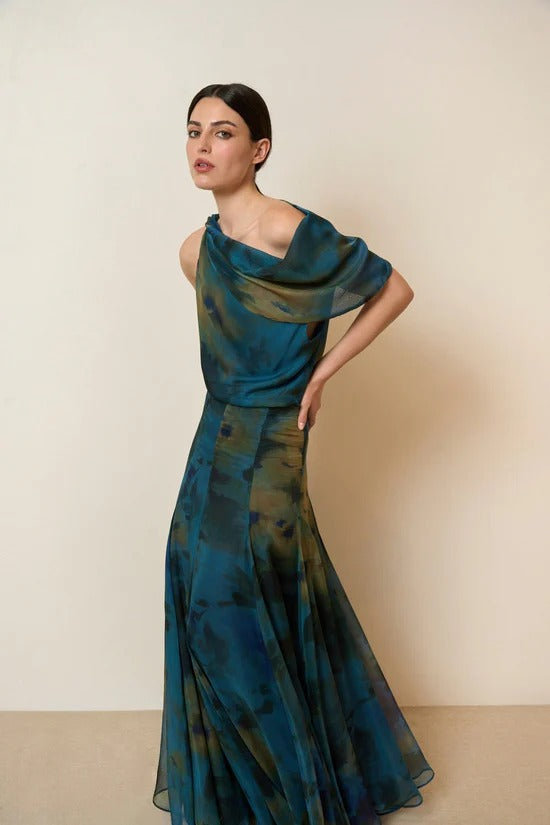 Elegantes cremefarbenes plissiertes Maxikleid