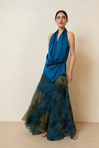 Elegantes cremefarbenes plissiertes Maxikleid