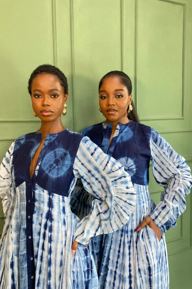 Blaues Batik-Maxi-Kleid im modernen Stil