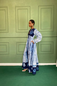 Blaues Batik-Maxi-Kleid im modernen Stil