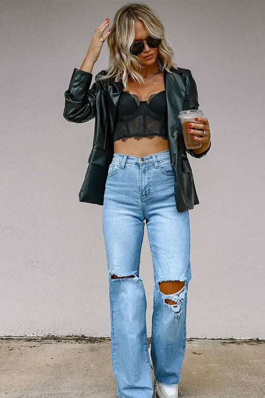 Hellblaue, verwaschene Jeans mit weitem Bein