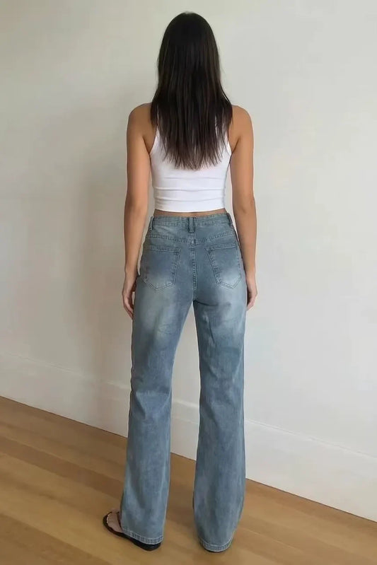 Hellblaue Jeans mit weitem Bein und Knopfdetails