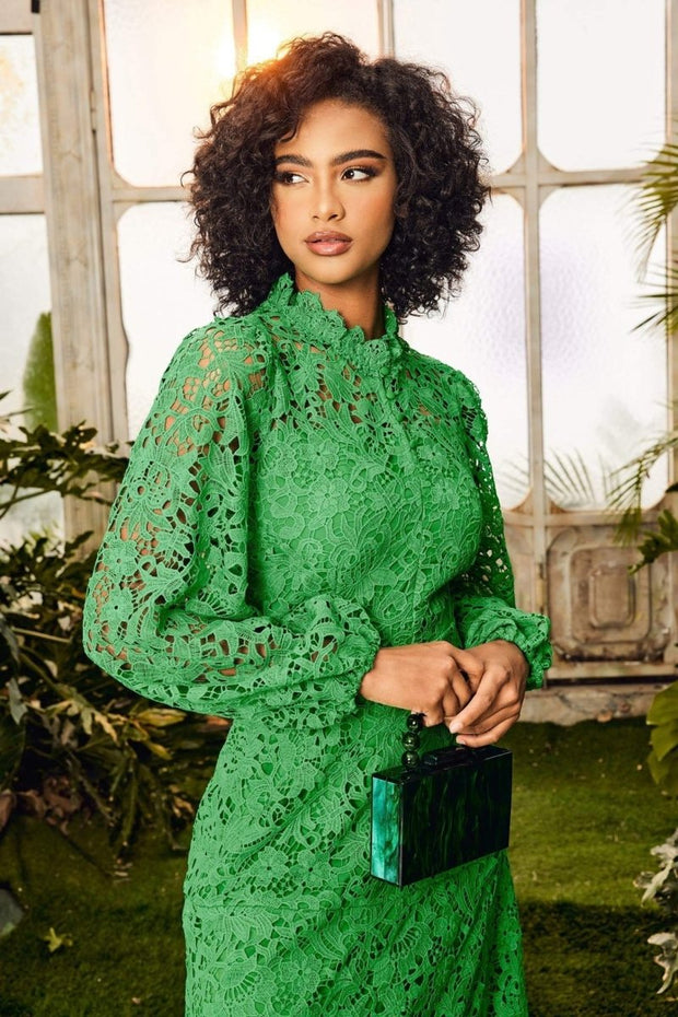 Joa – Ausgestelltes Langes Kleid mit bestickter Spitze