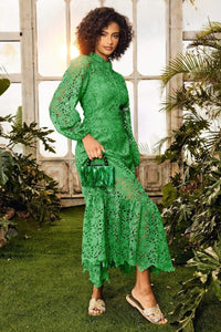 Joa – Ausgestelltes Langes Kleid mit bestickter Spitze