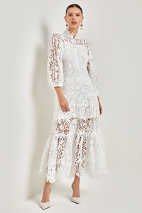 Joa – Ausgestelltes Langes Kleid mit bestickter Spitze