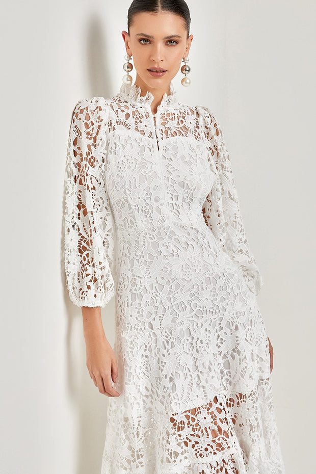 Joa – Ausgestelltes Langes Kleid mit bestickter Spitze