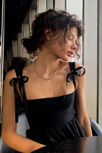 Kayla Kurzes Kleid mit Schleife und Schulterträgern