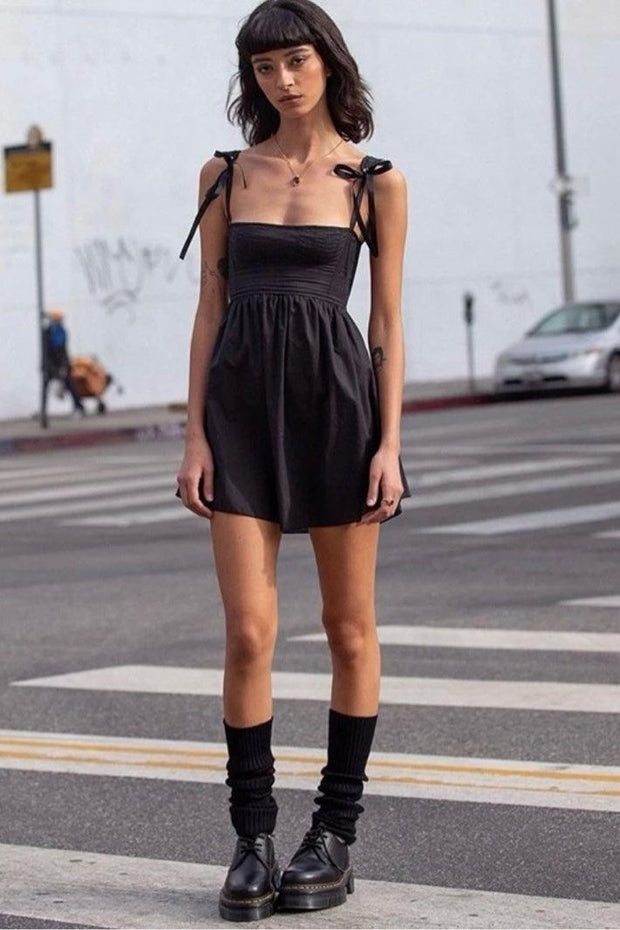 Kayla Kurzes Kleid mit Schleife und Schulterträgern