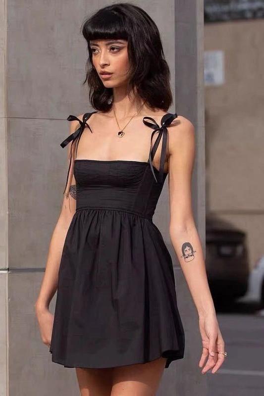 Kayla Kurzes Kleid mit Schleife und Schulterträgern