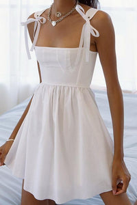 Kayla Kurzes Kleid mit Schleife und Schulterträgern