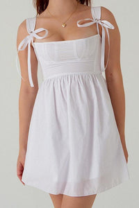 Kayla Kurzes Kleid mit Schleife und Schulterträgern